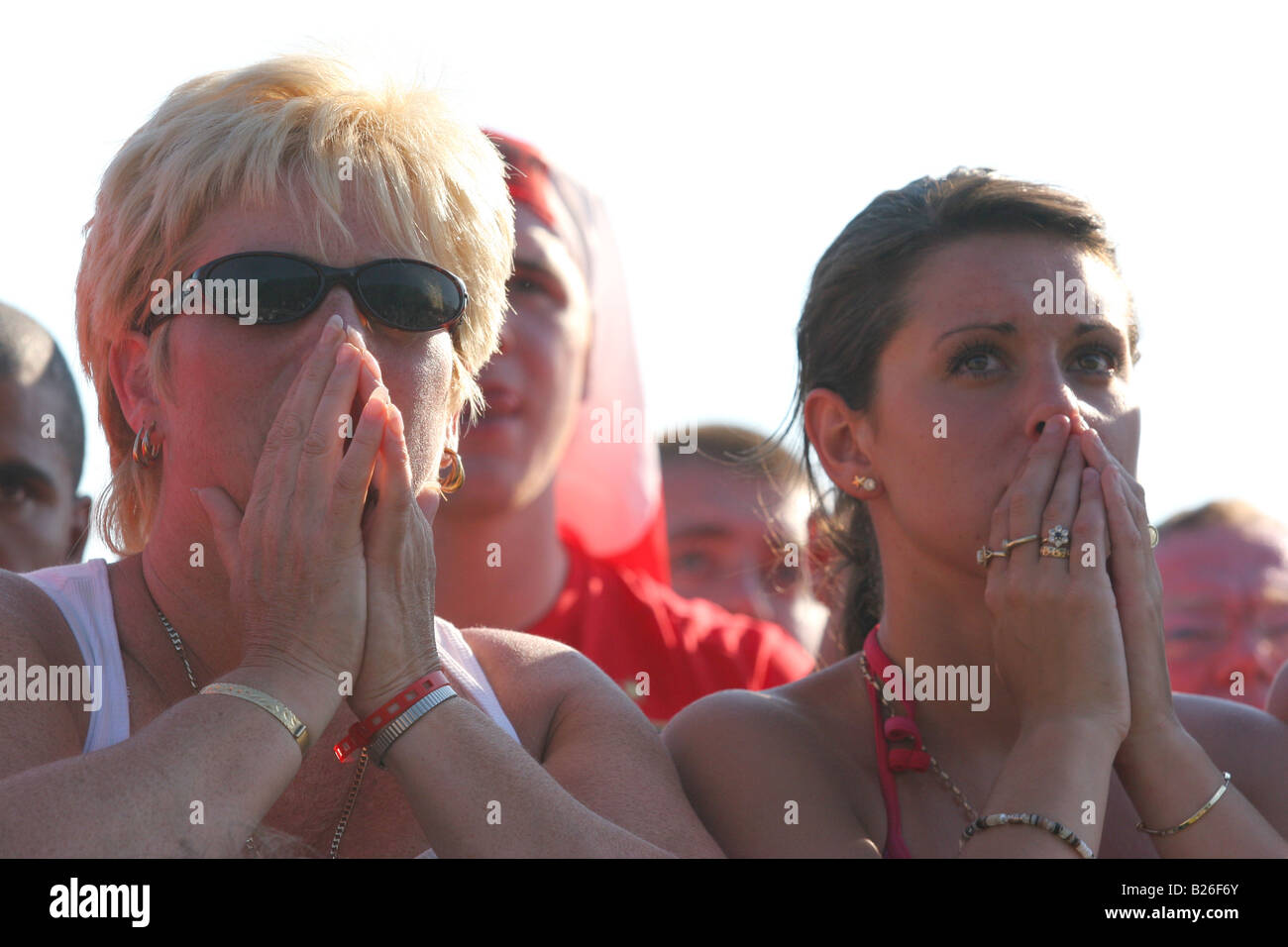 Les fans de foot anglais réagir émotionnellement après l'Angleterre perd au Portugal pendant la finale de la Coupe du Monde de la Fifa, quater Banque D'Images