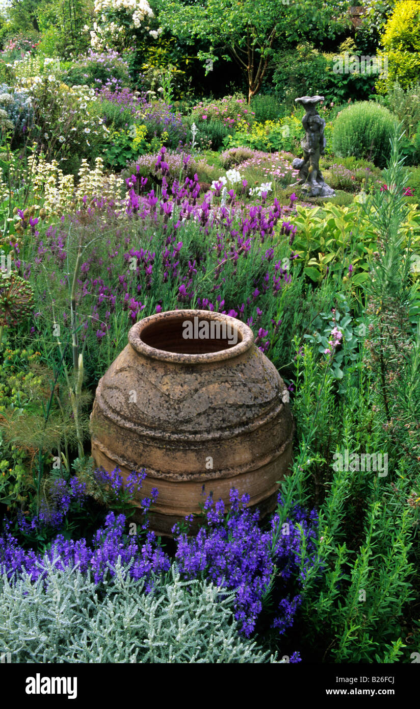 Jardin privé à la frontière de l'urne de Sussex Banque D'Images