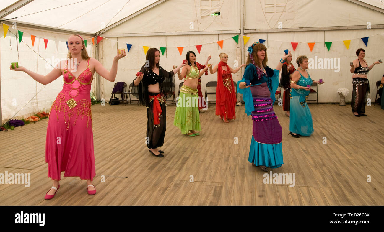 Démonstration de danse du ventre Rufford Dorset England UK Banque D'Images