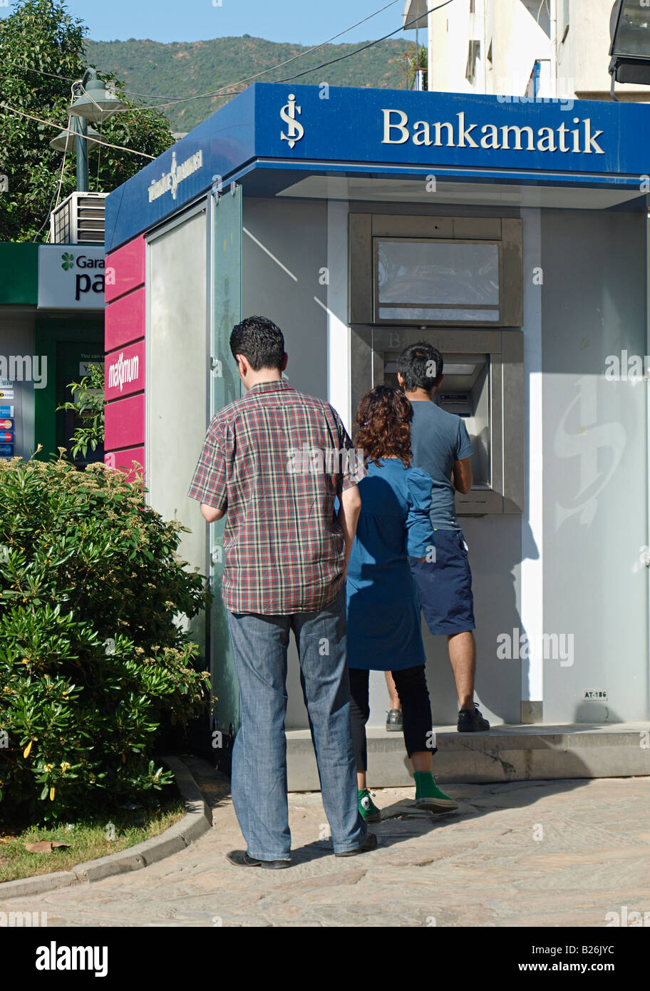 Les clients attendent EN LIGNE POUR UTILISER UN DISTRIBUTEUR AUTOMATIQUE ET DE RETIRER DE L'ARGENT À MARMARIS MUGLA TURQUIE Banque D'Images