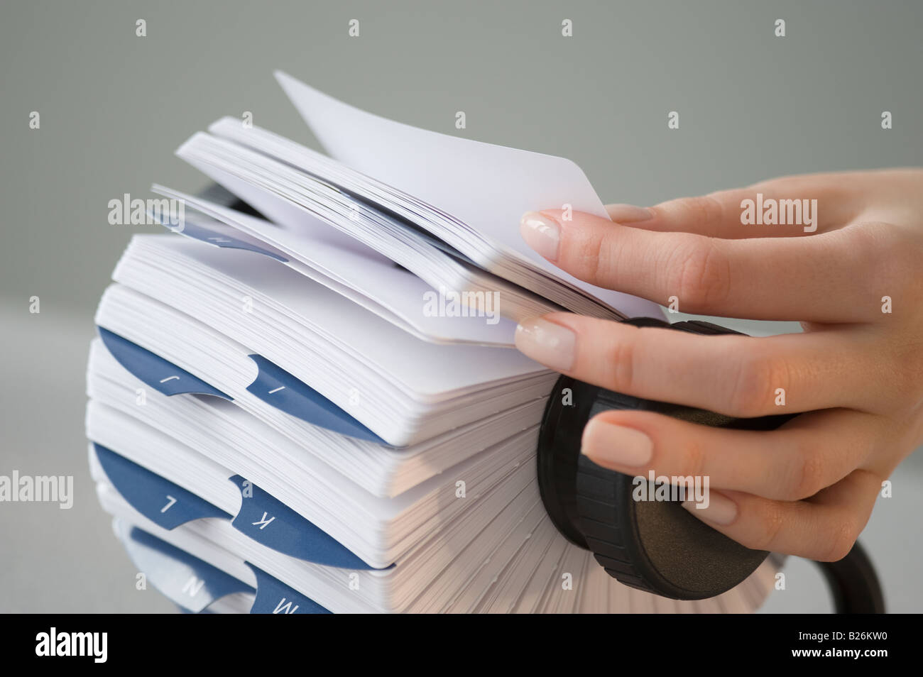 Woman holding card au rotary card file Banque D'Images