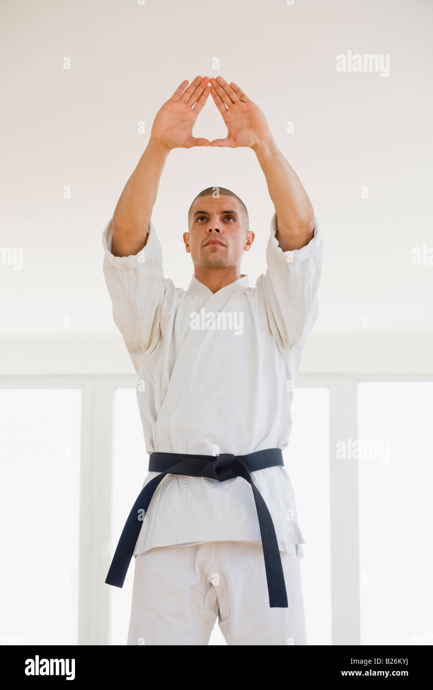 Hispanic male karate ceinture noire en position Banque D'Images