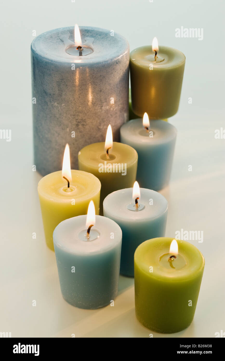 Un assortiment de bougies allumées Banque D'Images