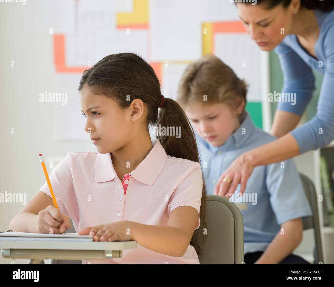 Hispanic girl écrit à l'école 24 Banque D'Images