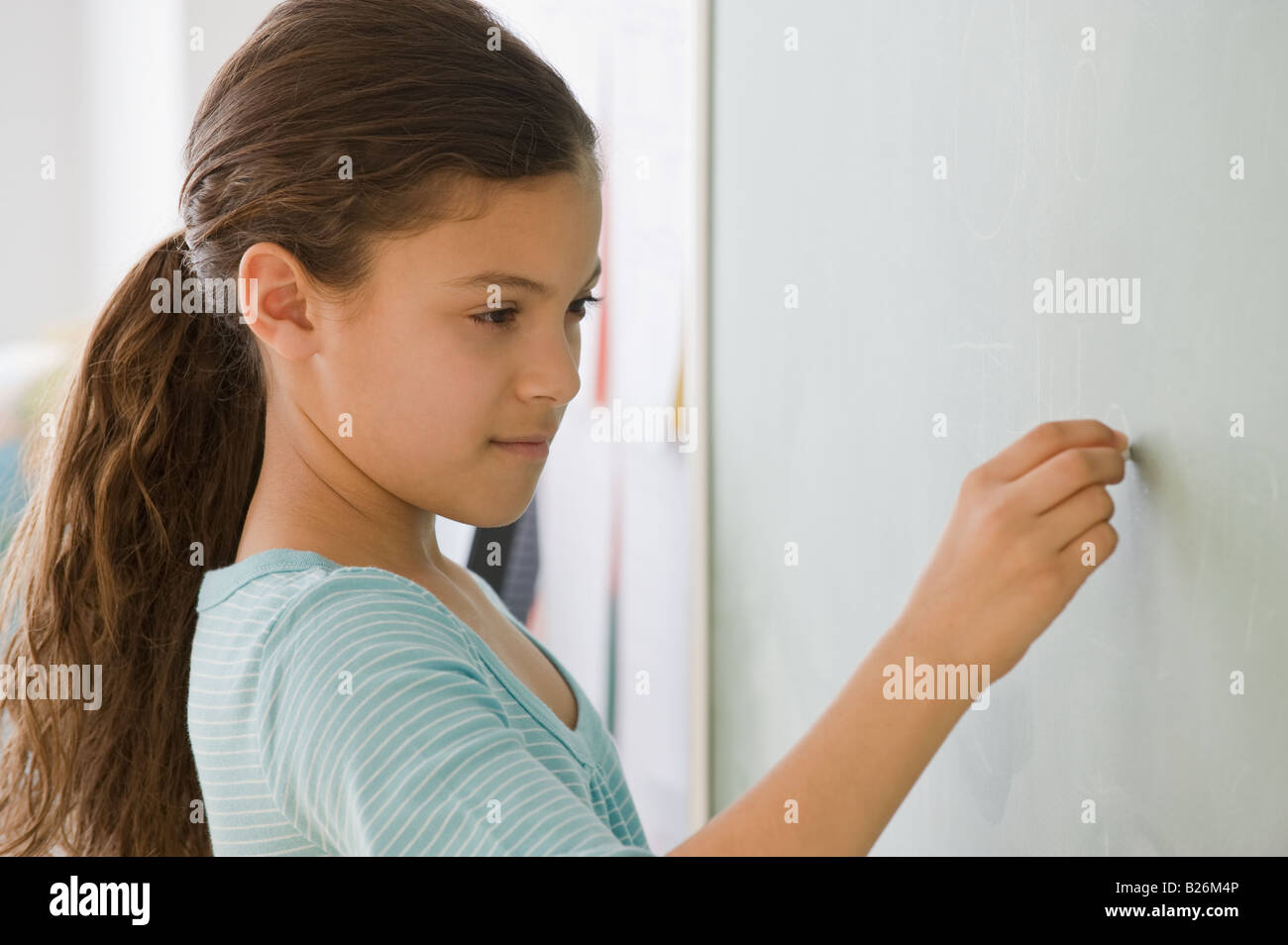 Woman writing on blackboard Banque D'Images