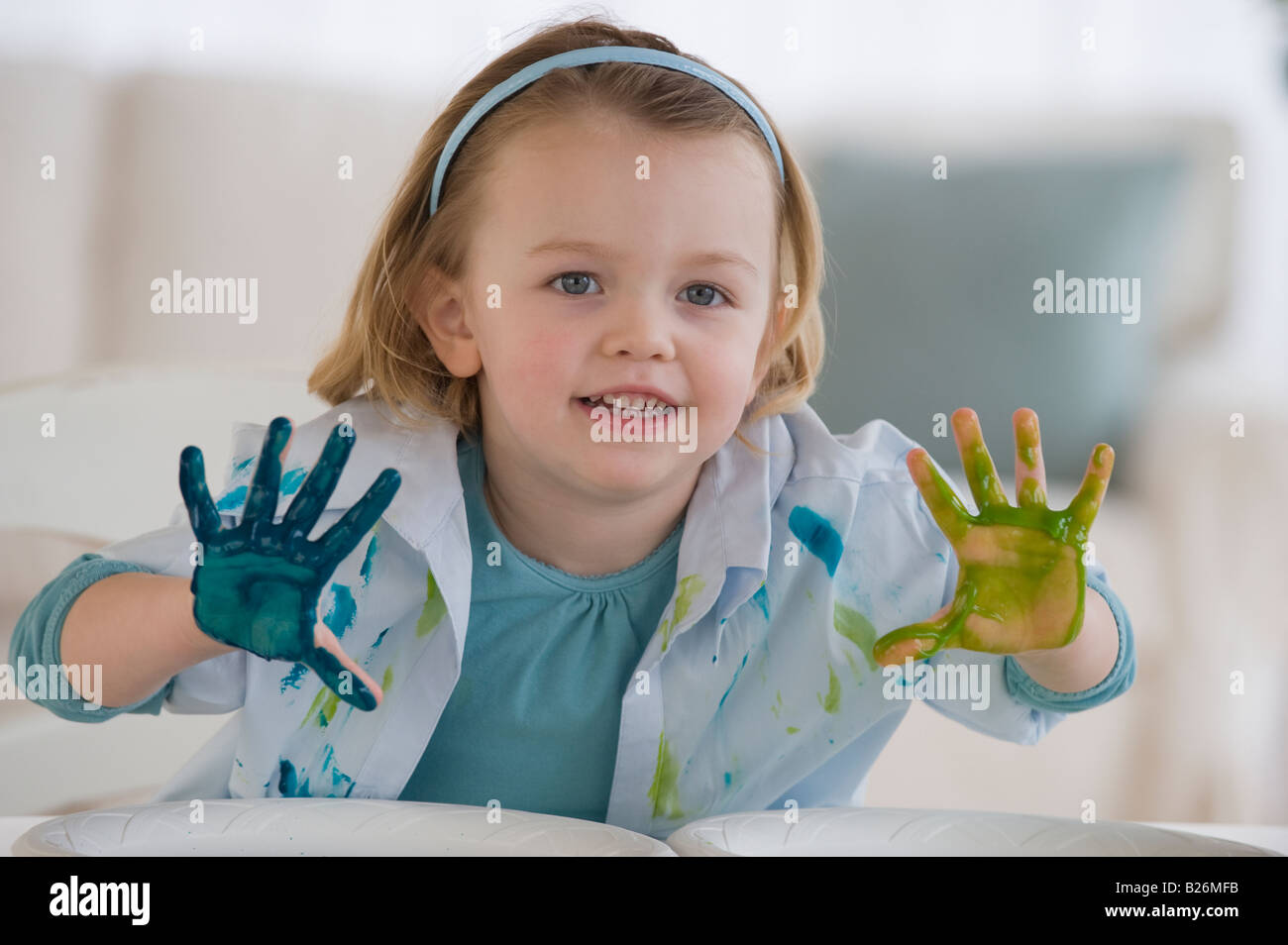 La peinture au doigt de fille avec des couleurs différentes Banque D'Images