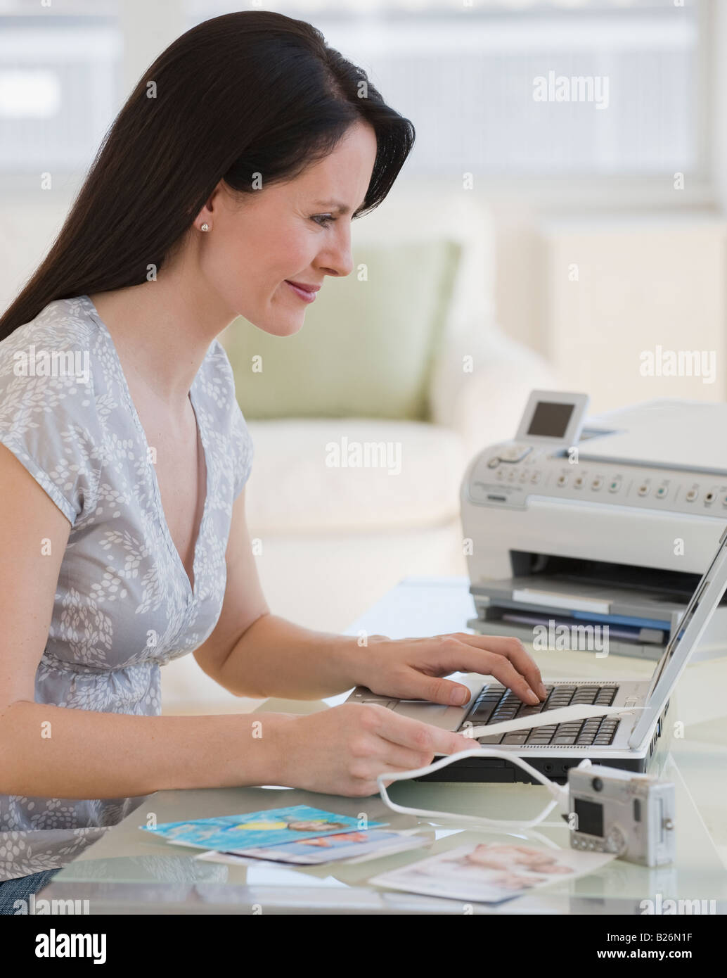 Woman typing on laptop Banque D'Images