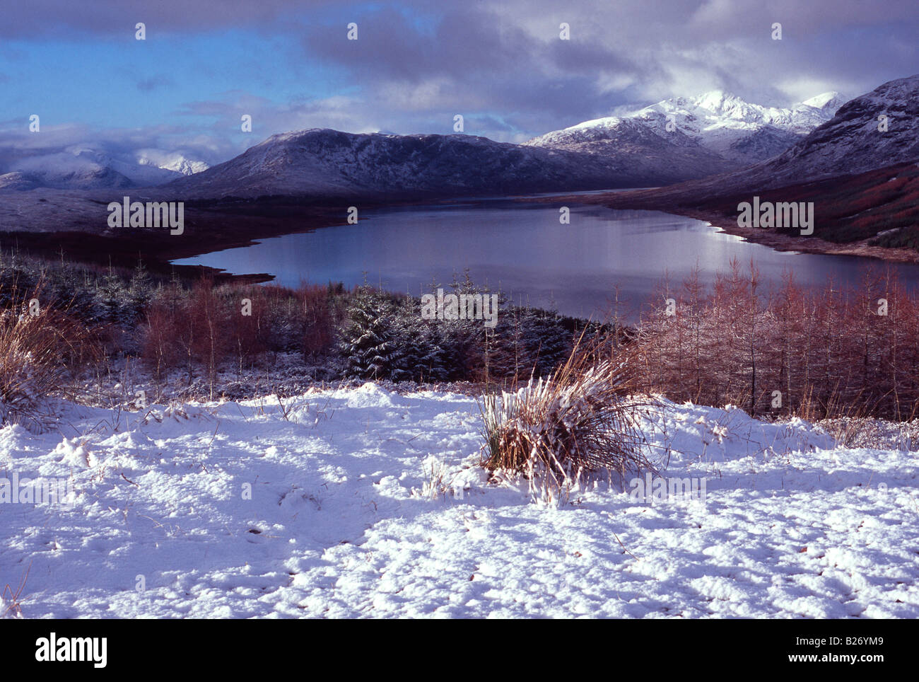 À partir de la A87 par loch loyne col de montagne de haut niveau hiver neige ecosse uk go Banque D'Images