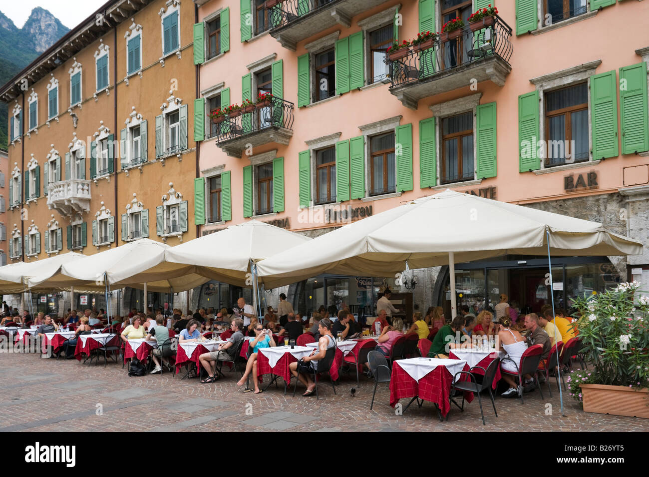 Restaurant dans le centre ville près du port, Riva del Garda, Lac de Garde, Italie Banque D'Images