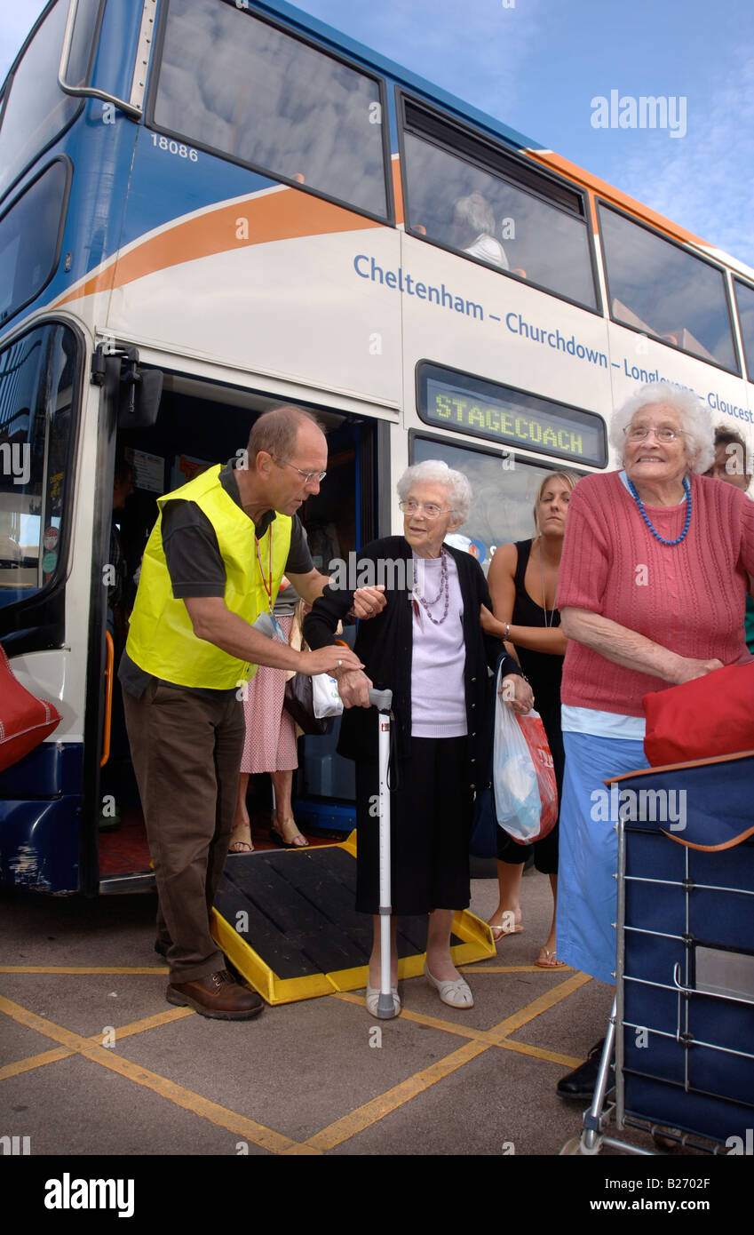 Personnes âgées sans abri RÉSIDENTS TEWKESBURY PAR LES INONDATIONS DE JUILLET ARRIVENT À UN CENTRE DE SECOURS À CINDERFORD GLOUCESTERSHIRE UK 2007 Banque D'Images