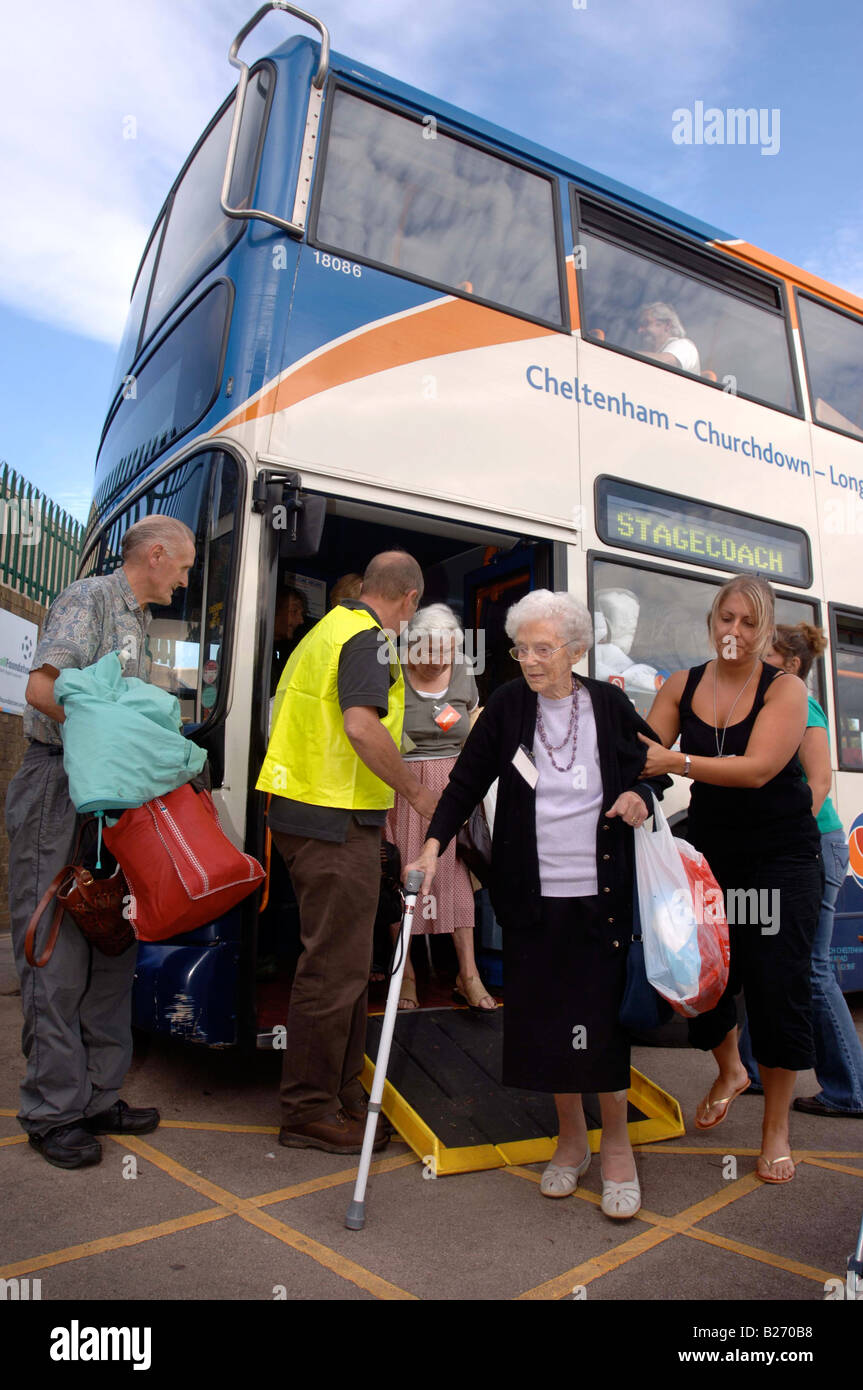 Personnes âgées sans abri RÉSIDENTS TEWKESBURY PAR LES INONDATIONS DE JUILLET ARRIVENT À UN CENTRE DE SECOURS À CINDERFORD GLOUCESTERSHIRE UK 2007 Banque D'Images
