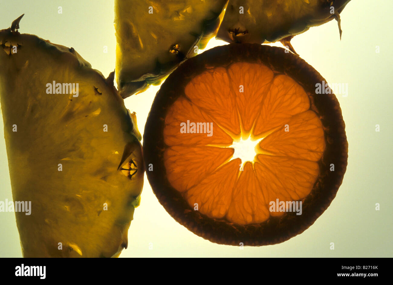 STILL LIFE TRANCHE D'ORANGE ET D'ANANAS FRUITS Banque D'Images