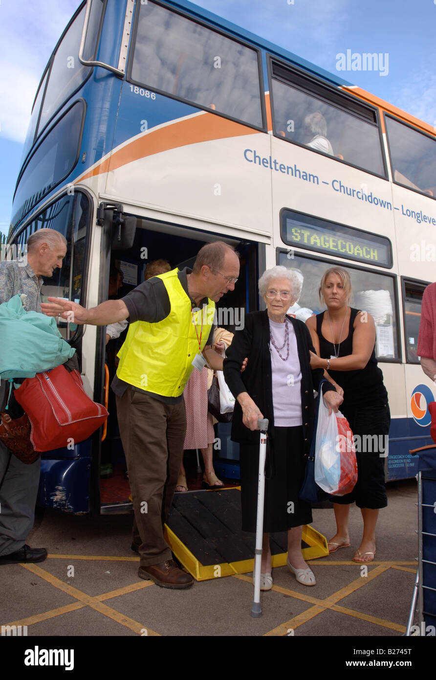 Personnes âgées sans abri RÉSIDENTS TEWKESBURY PAR LES INONDATIONS DE JUILLET ARRIVENT À UN CENTRE DE SECOURS À CINDERFORD GLOUCESTERSHIRE UK 2007 Banque D'Images