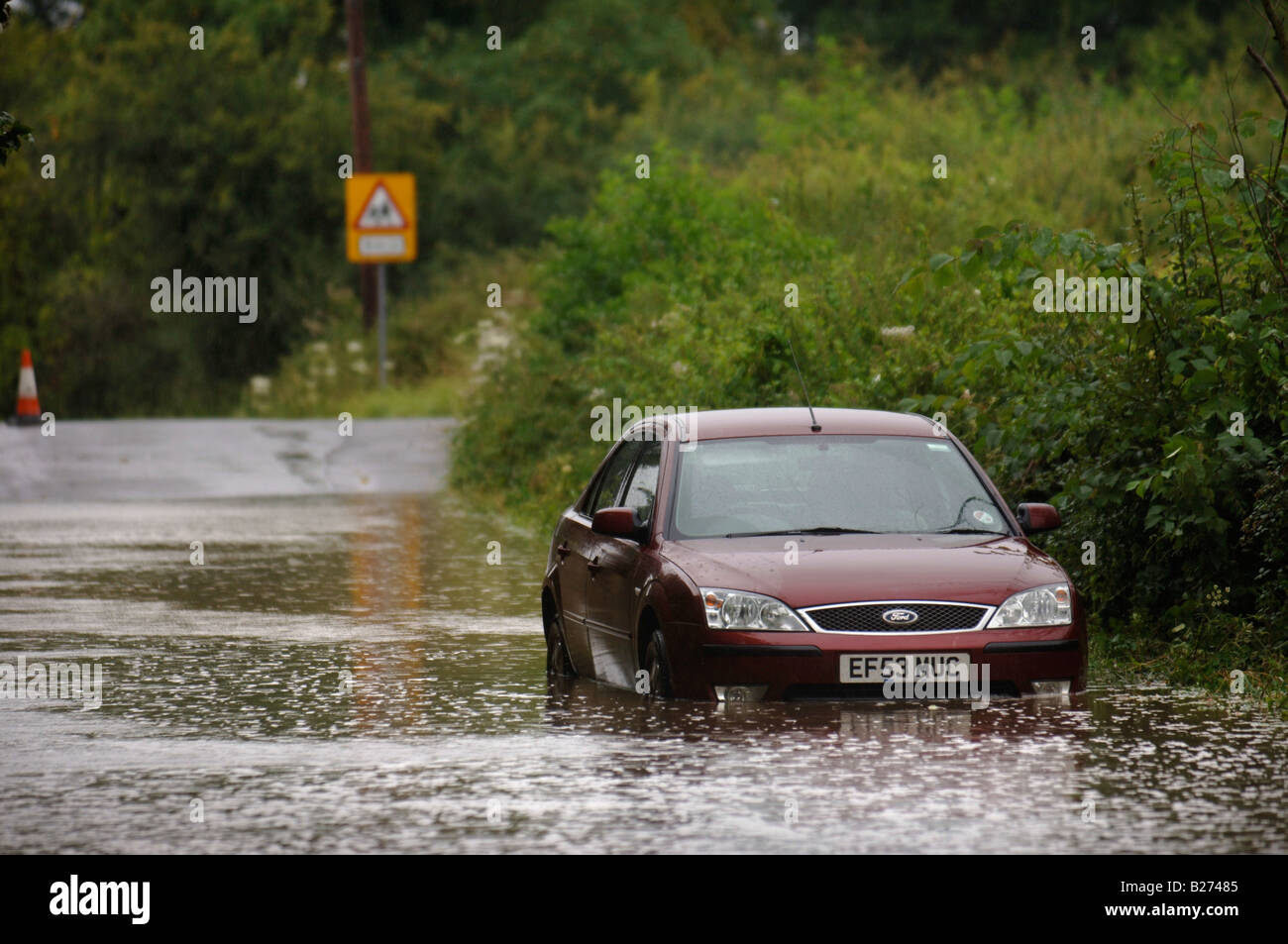 Inondations en juillet 2007 GLOUCESTERSHIRE UK DES VÉHICULES À FAIBLE CONSOMMATION D'AIR COMME LE FORD MONDEO TDCI étaient particulièrement vulnérables à Banque D'Images