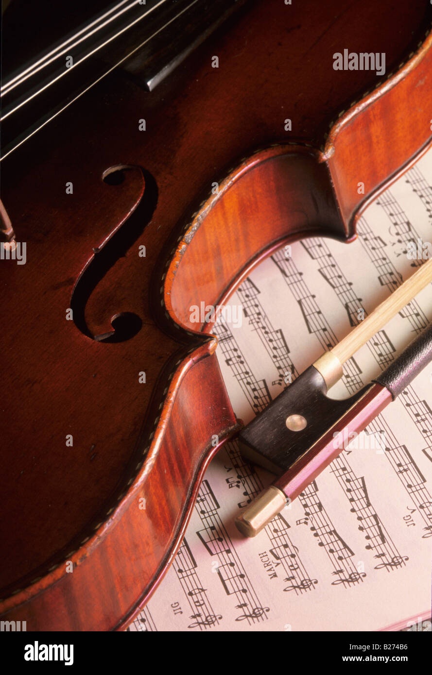 Le violon AVEC PARTITIONS POUR VIOLON IRLANDAIS Banque D'Images