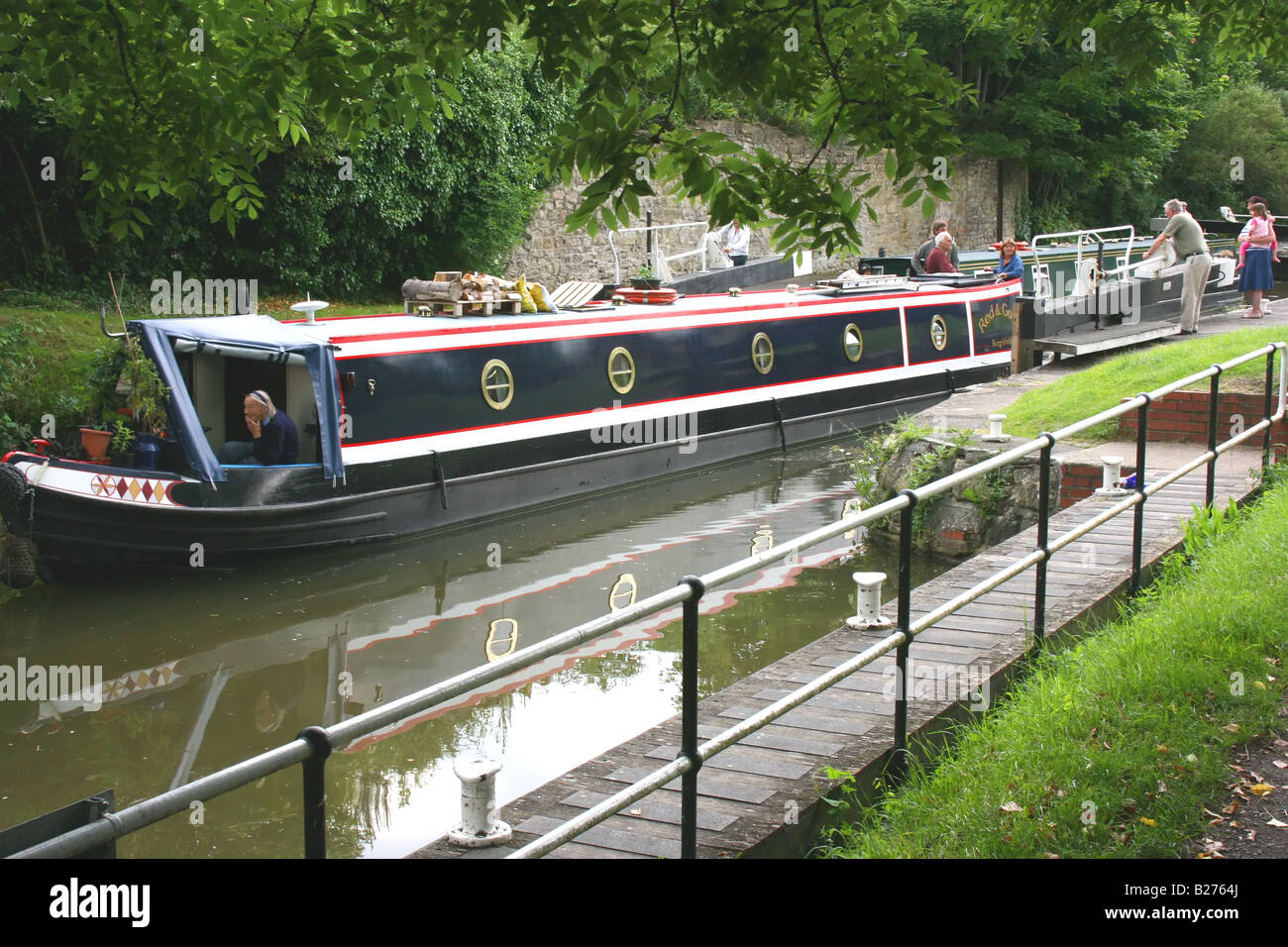 Narrowboat at Weston Lock sur la rivière Avon, ville de Bath, Somerset, Angleterre Banque D'Images