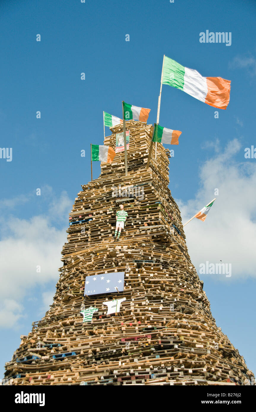 Grand feu dans Mossley, Belfast, Irlande du Nord, avec drapeaux tricolore irlandais et celtiques shirts Banque D'Images