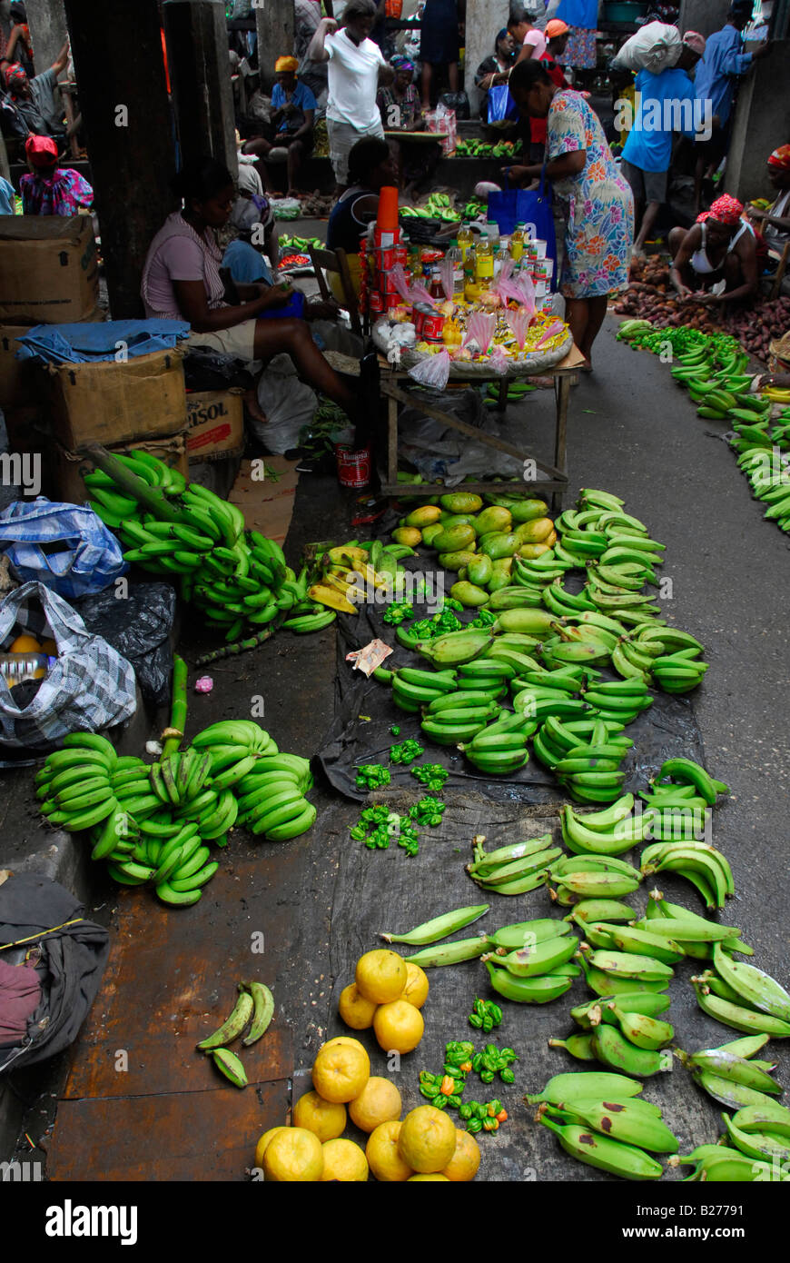 Vendeur du plantain sur le marché de Jacmel, Haïti, Hispaniola ...