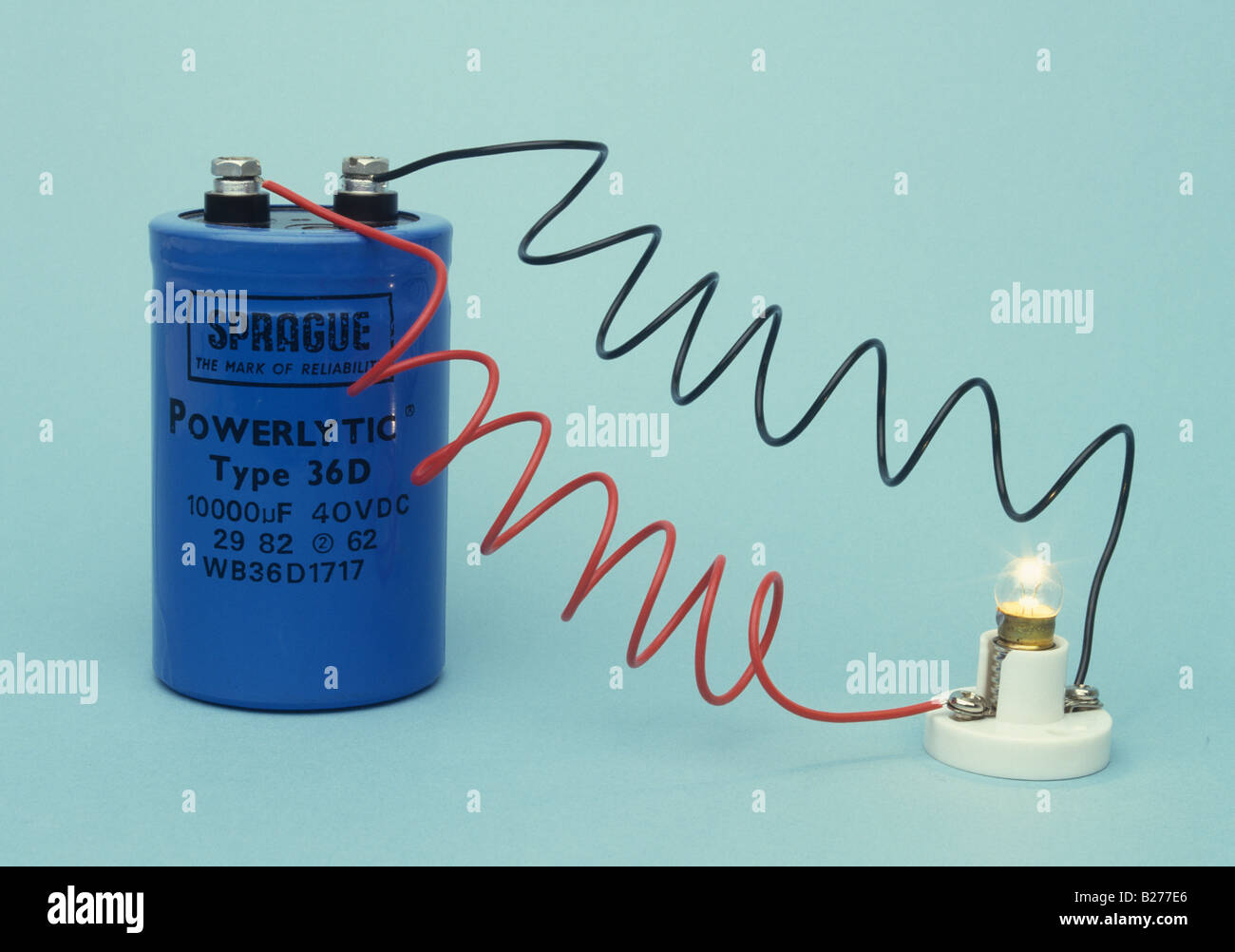 Un condensateur électrolytique est déchargé à travers une lampe de lumière  Photo Stock - Alamy