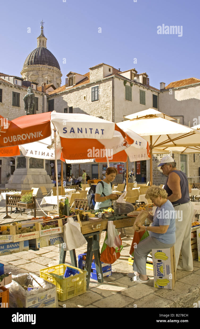 La vieille ville de Dubrovnik, marché de fruits matin dans la place Gundulic Banque D'Images
