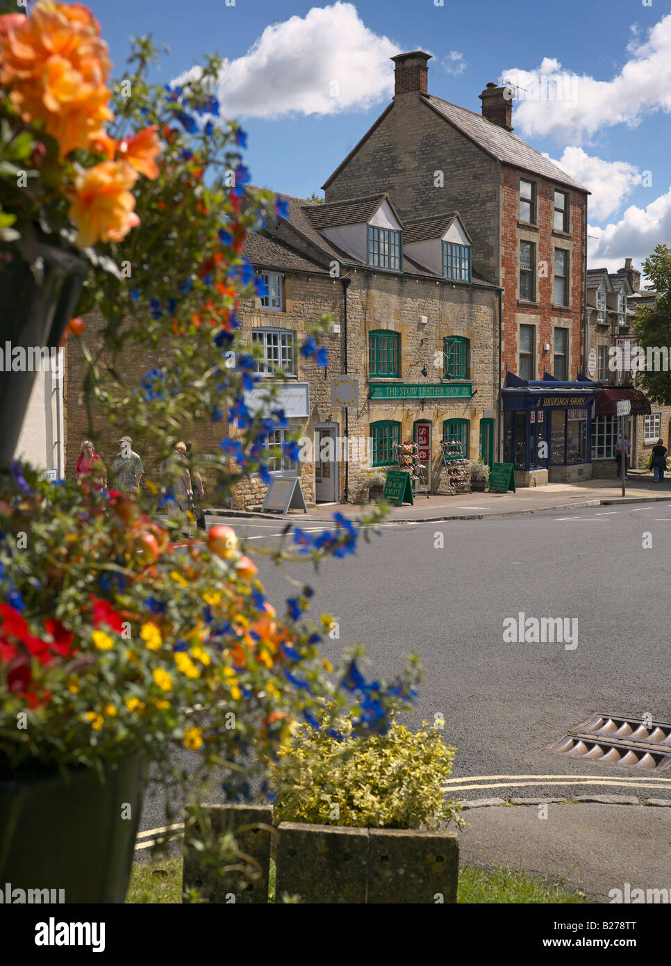 Fleurs d'été et magasins à Stow-on-the-Wold Banque D'Images