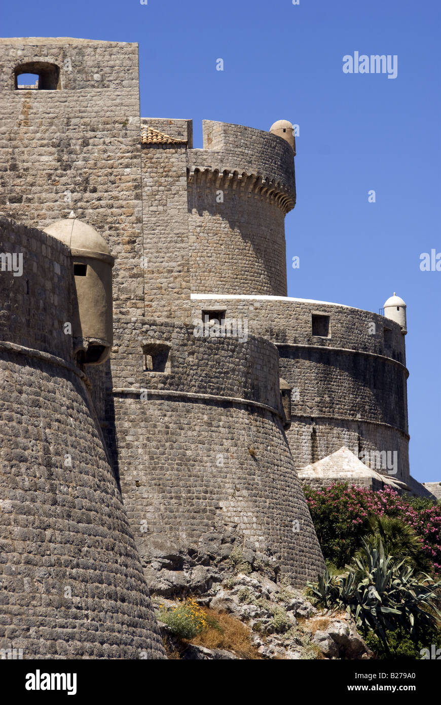 La vieille ville de Dubrovnik est muni de mur de pierre vers l'intérieur vers la ville Banque D'Images