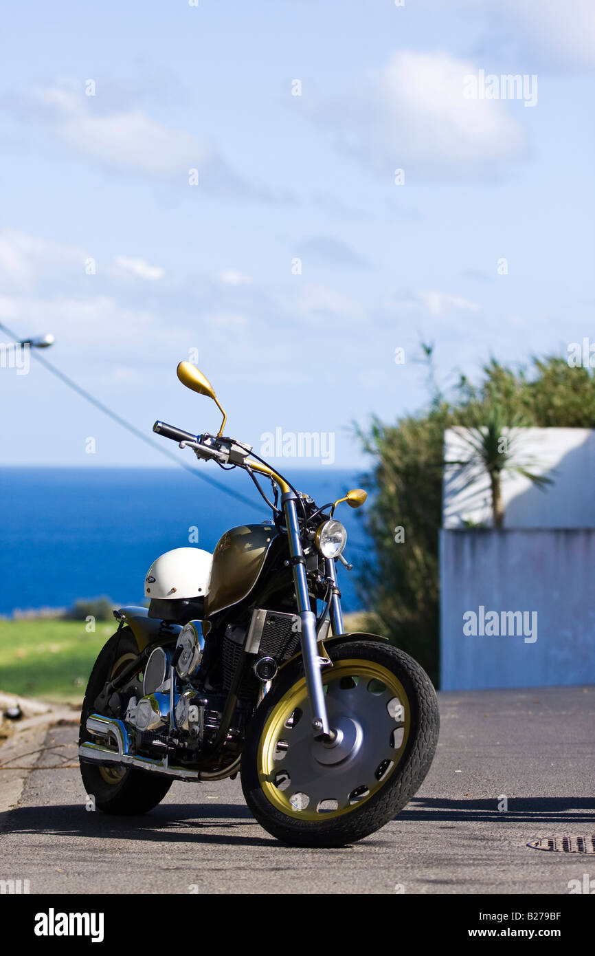 Un American style low rider moto sur l'île de Faial Banque D'Images