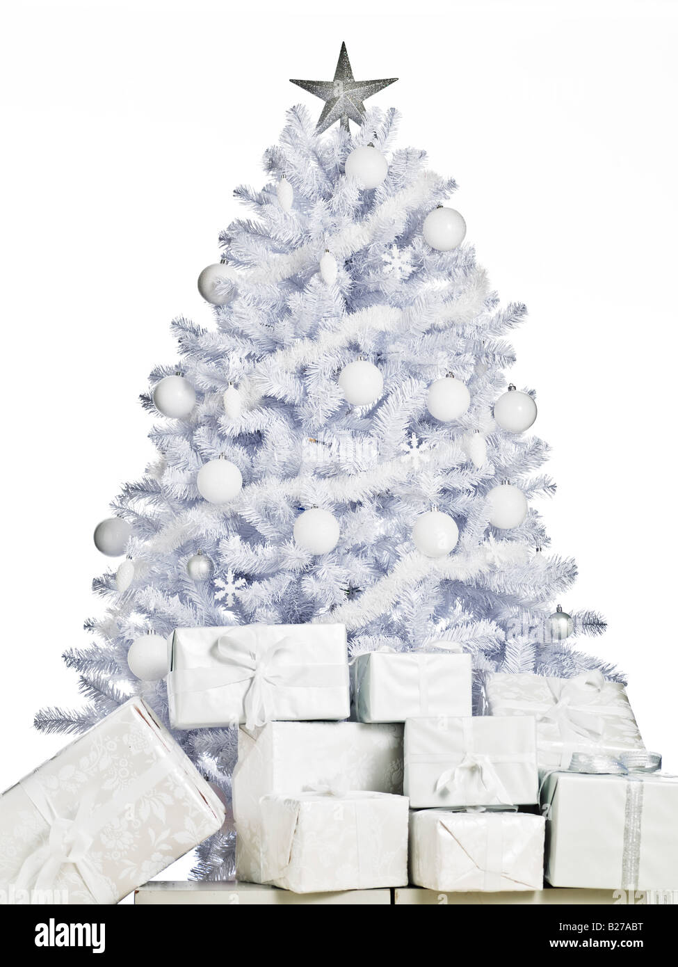 Arbre de Noël en blanc avec presnts sous l'arbre Banque D'Images