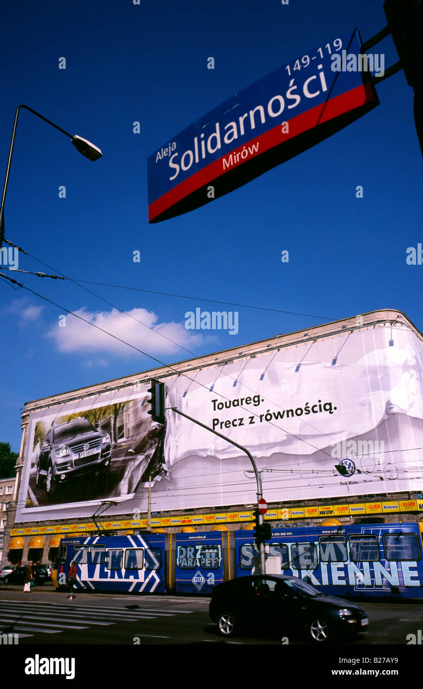 11 juillet 2008 - VW publicité couvrant un bâtiment à Solidarnocsi Street dans la capitale polonaise de Varsovie. Banque D'Images