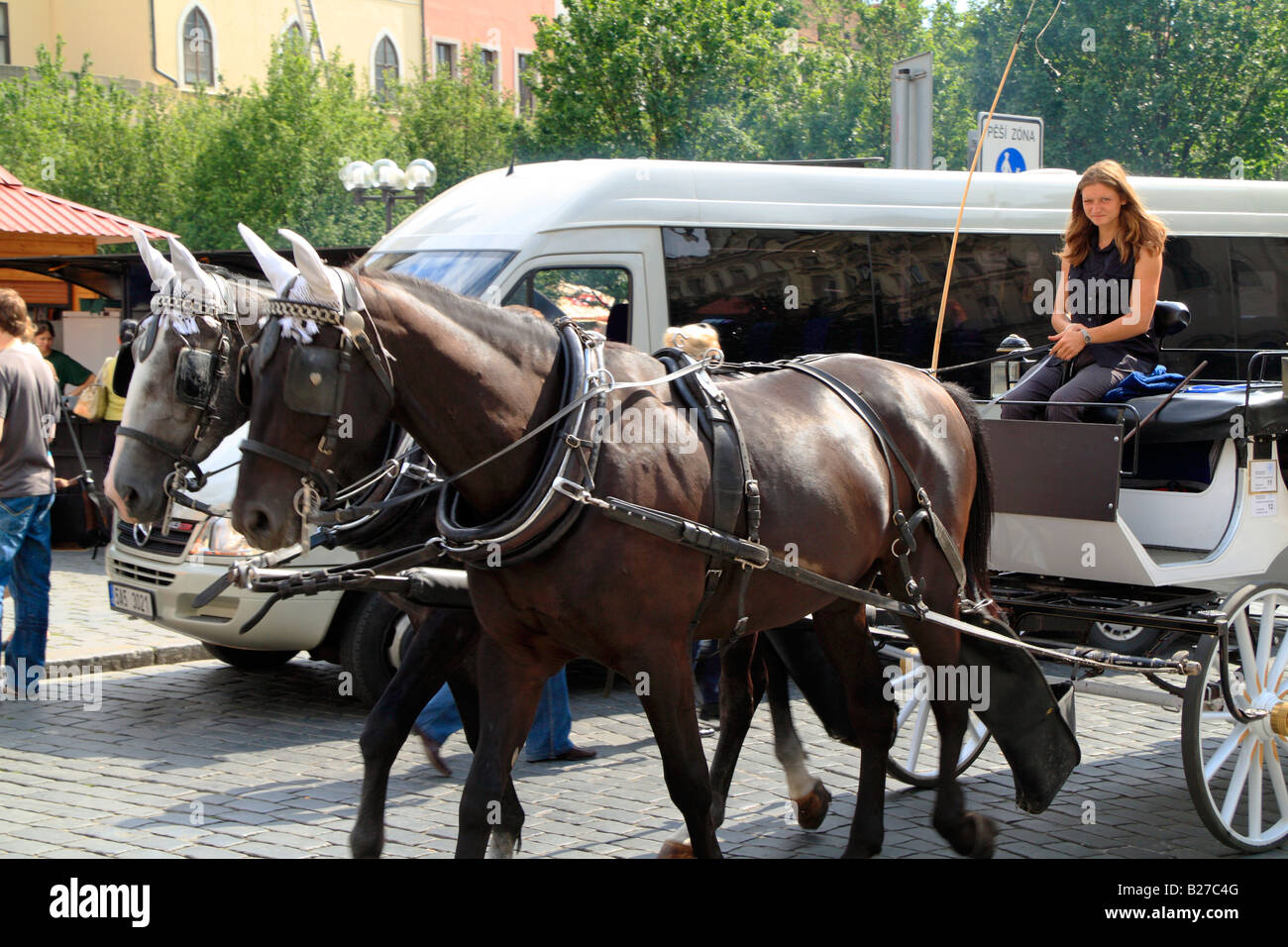 Le transport de chevaux utilisés comme une attraction touristique populaire pour des visites guidées autour de la vieille ville en plein cœur de Prague Banque D'Images