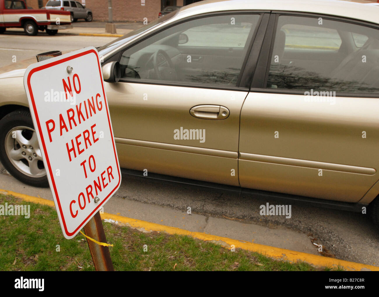 Une voiture stationnée illégalement dans une ville dans le midwest des États-Unis Banque D'Images