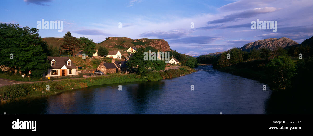 Vue de la rivière à la brebis Poolewe, Wester Ross, Scotland, UK Banque D'Images