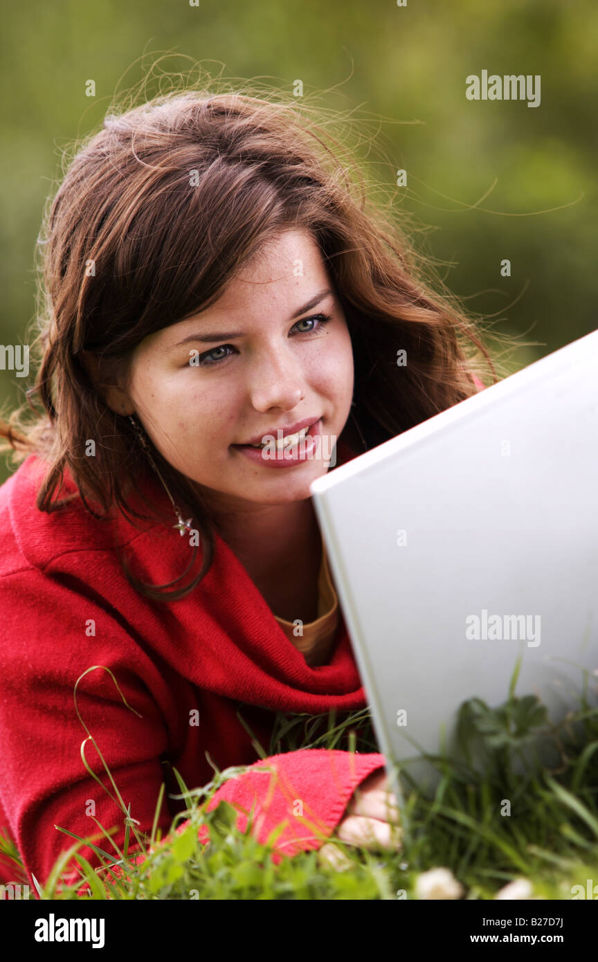 Jeune femme / fille / étudiant travaillant sur son ordinateur portable outdoor Banque D'Images