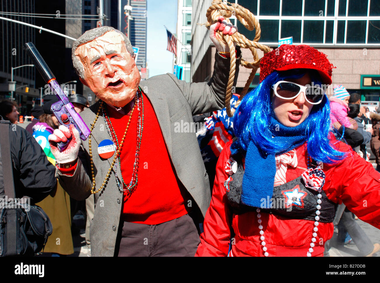 Imitateur de George Bush et son copain à un anti-guerre en mars NYC Banque D'Images