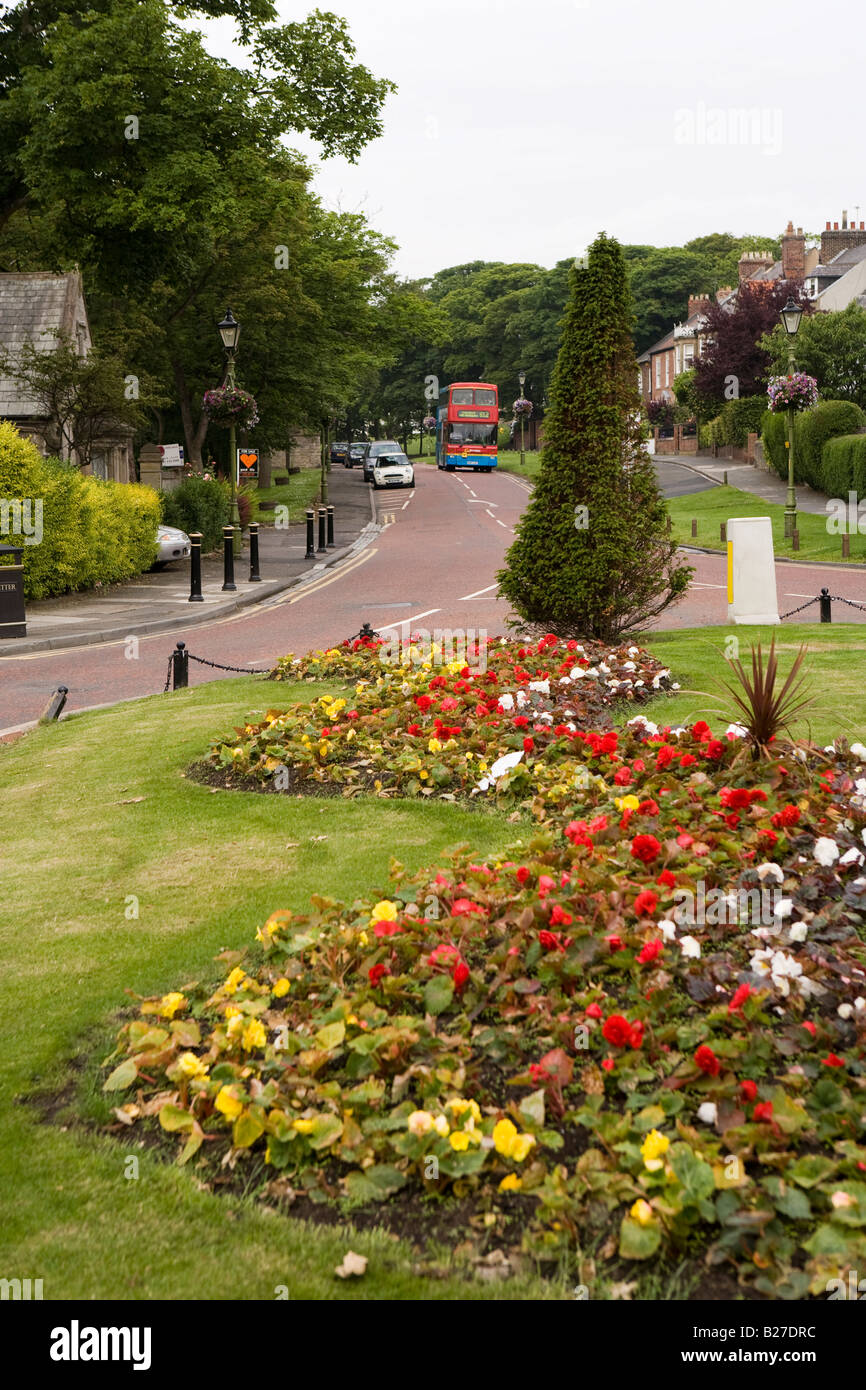 UK de Tyne et Wear Whitburn affichage floral sur l'île de la circulation dans le centre du village Banque D'Images