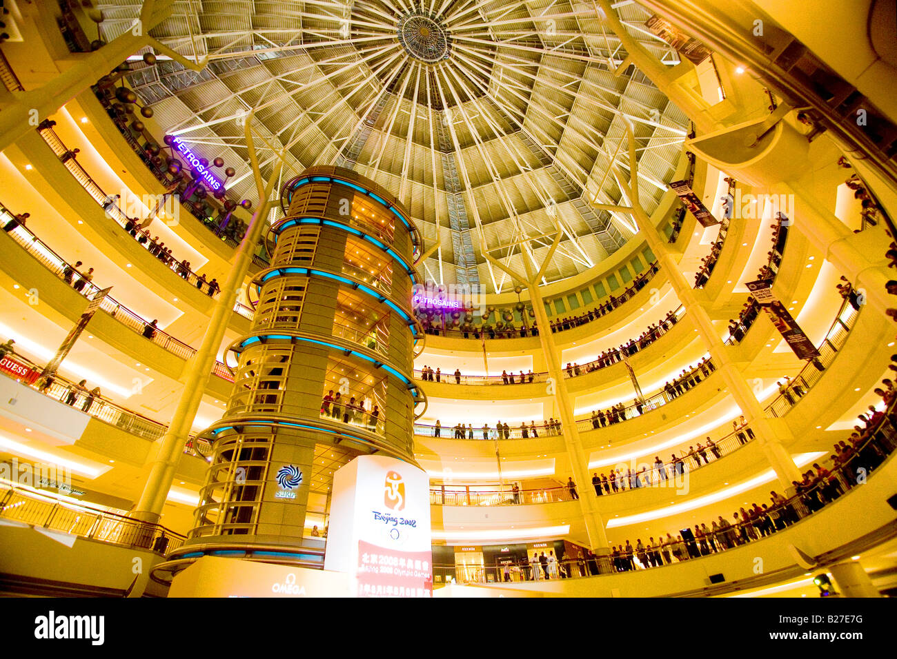 L'intérieur du mall at les Tours Petronas, Kuala Lumpur, Malaisie Banque D'Images