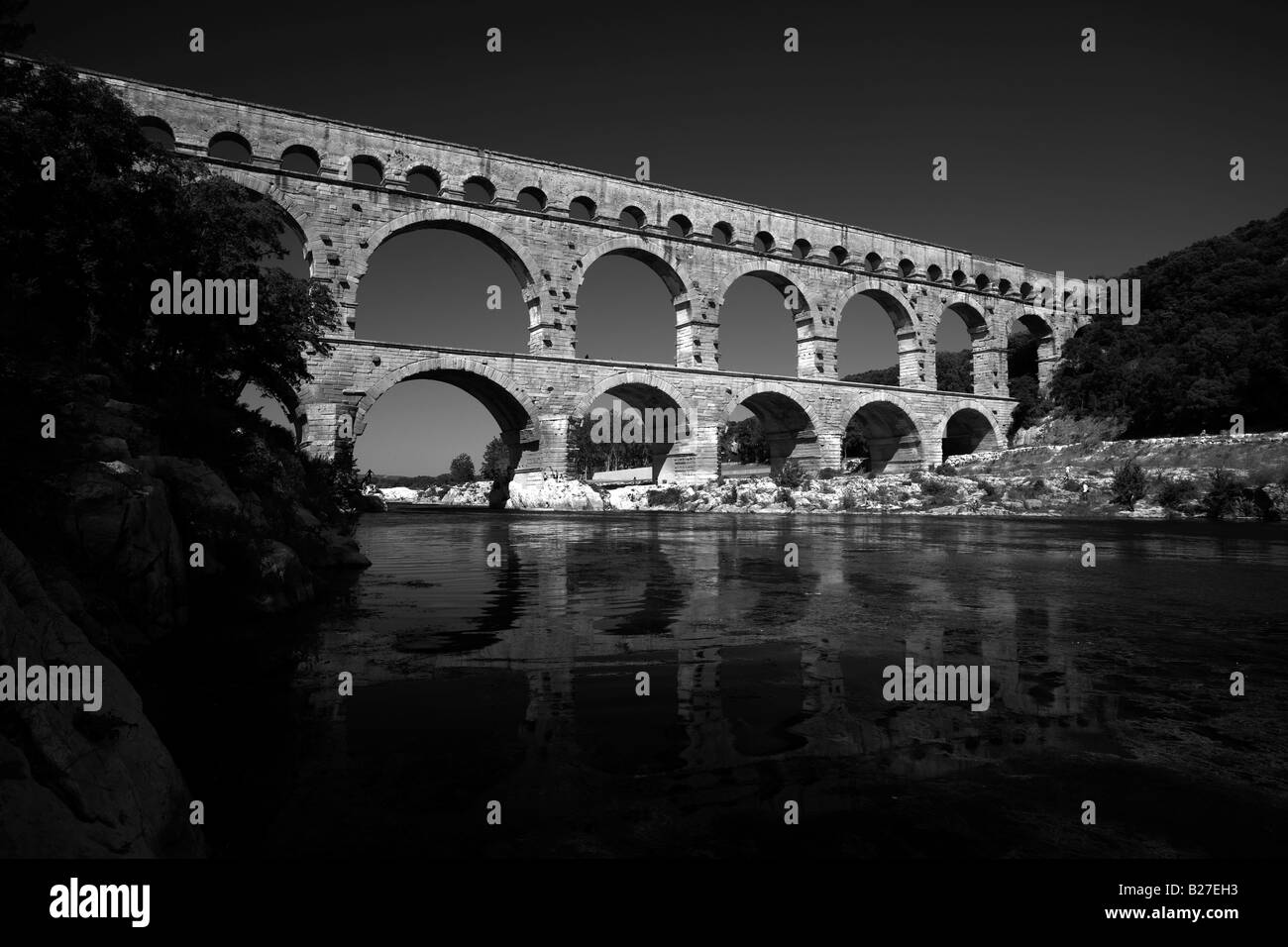 Une vue de la monochromatique, Pont du Gard, un pont romain sur la rivière Gardon, Provence, France. Banque D'Images
