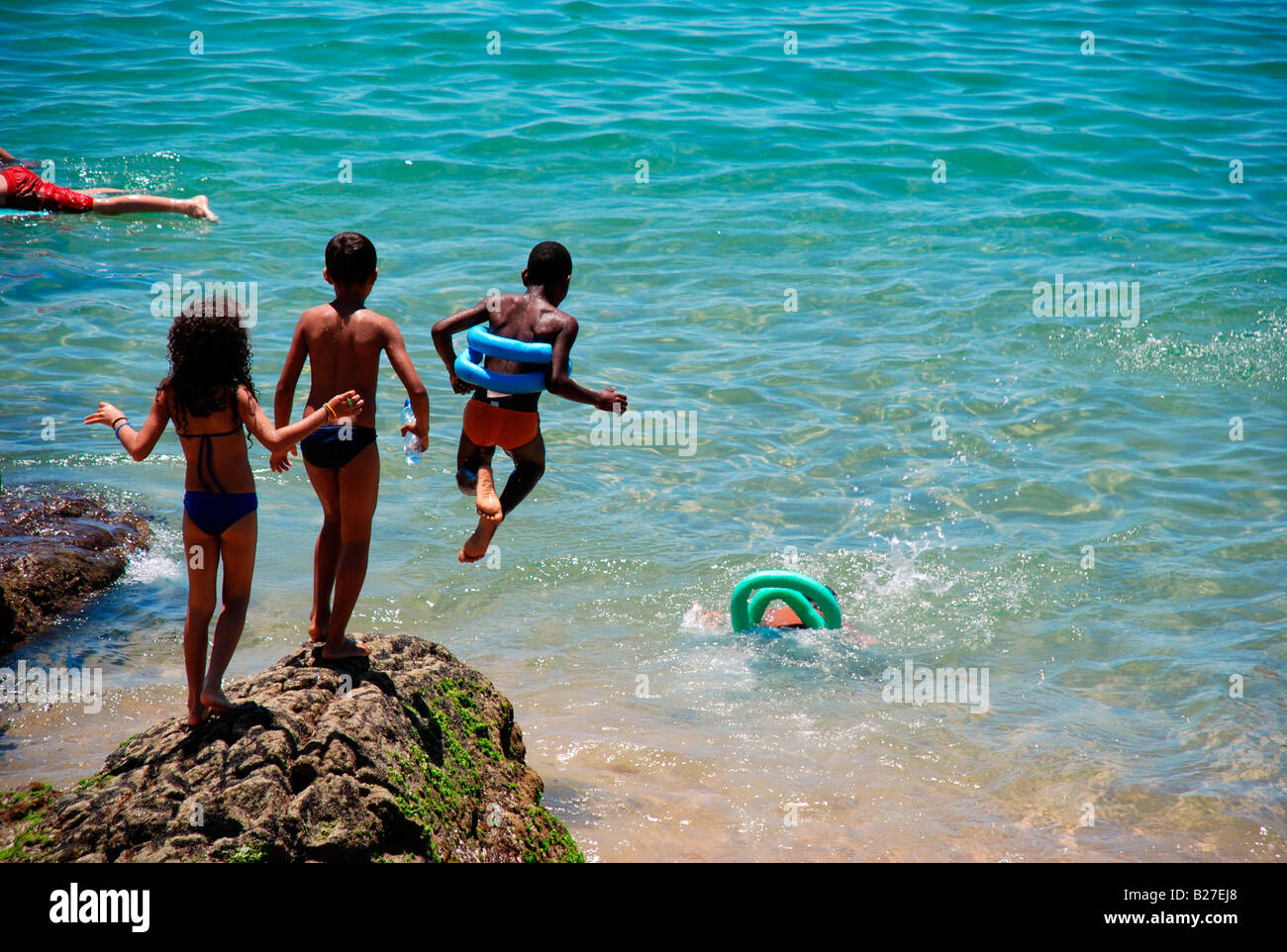 Les enfants de sauter dans l