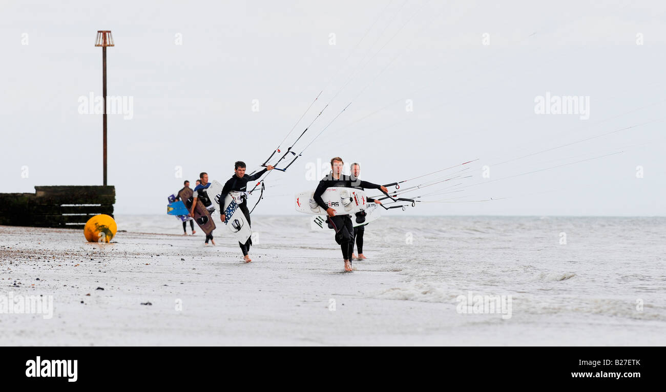 Kite surfeurs sur Goring beach près de Worthing marchant le long de l'froeshore. Photo par Jim Holden. Banque D'Images