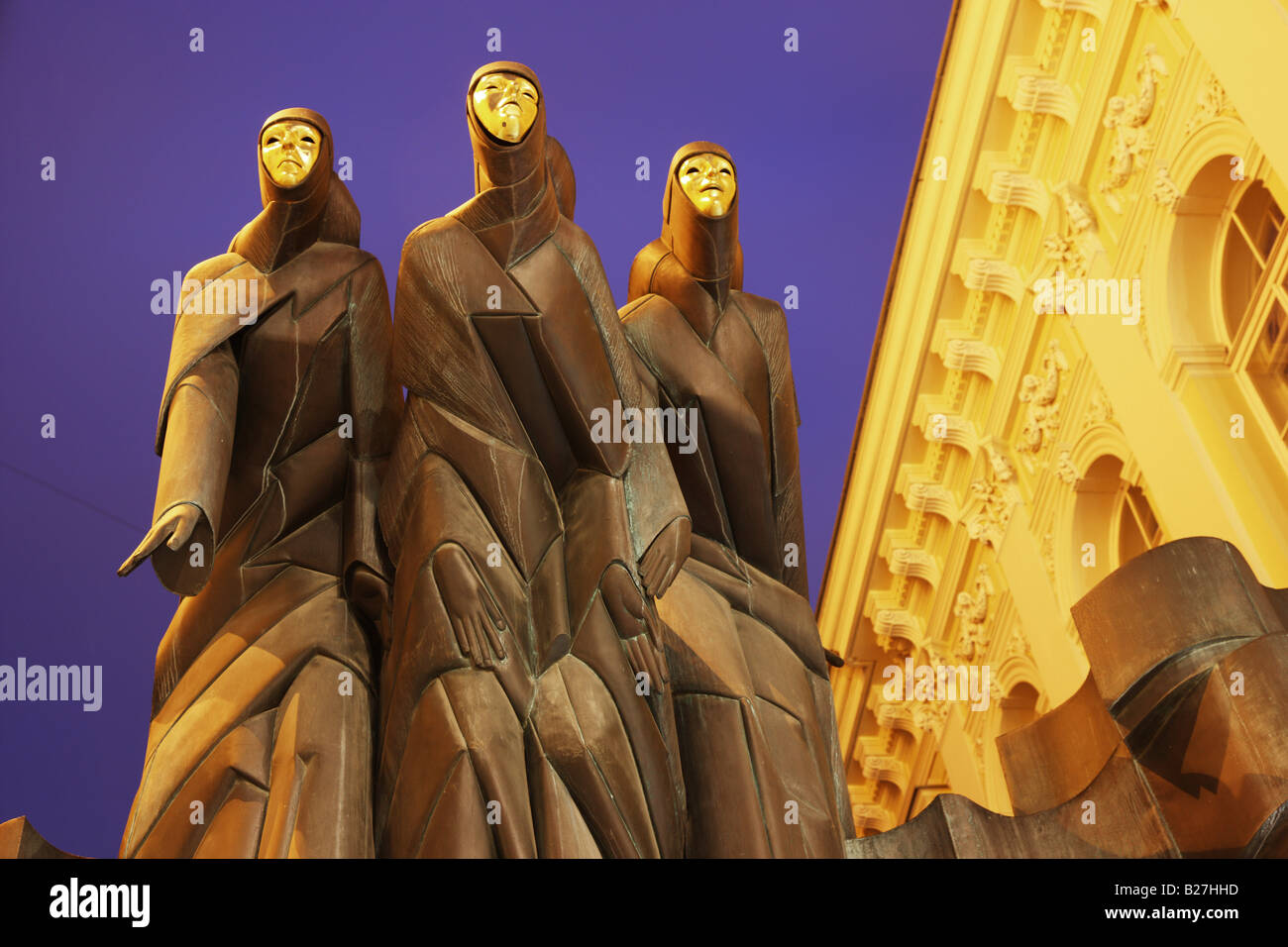 LTU Lituanie Vilnius capitale de la Sculpture de la fête de la Muse 3 au Théâtre National à l'avenue Gedimino Banque D'Images