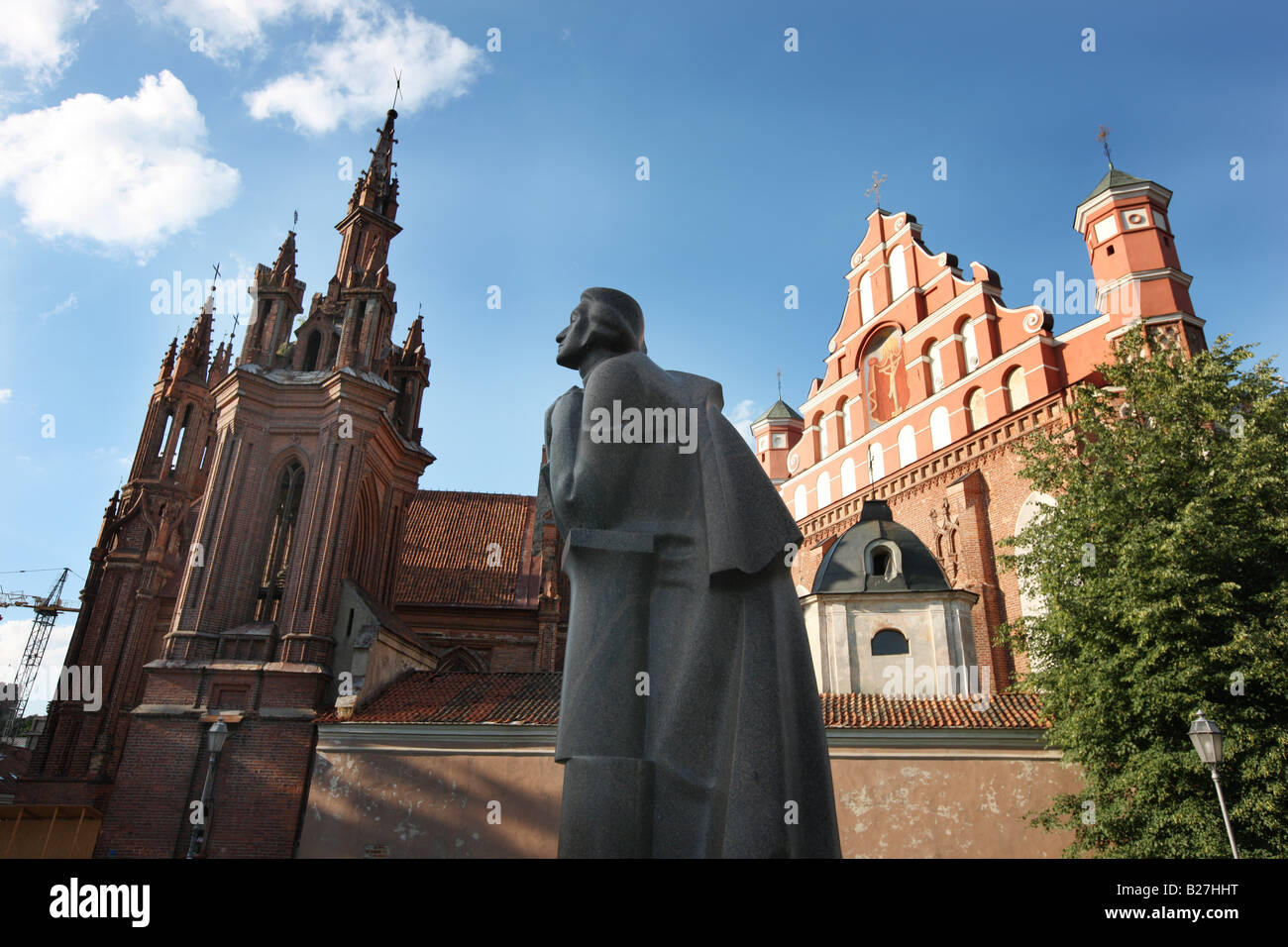 LTU Lituanie Vilnius capitale s'église St Anne et St François et Bernardine Church retour Monument de poète polonais Adam Mickiewicz Banque D'Images