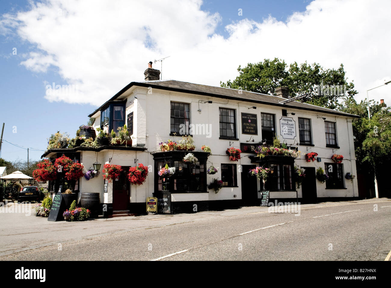 The Rose and Crown pub à Writtle. Un CAMBRA pub . Banque D'Images