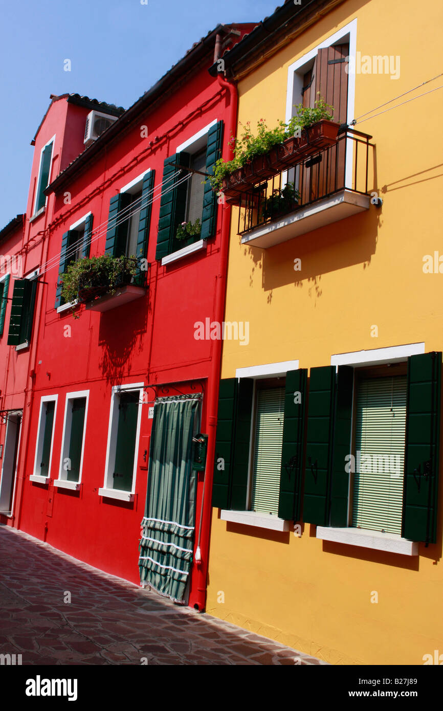 Bien typiques maisons peintes aux couleurs vives bordent les rues et les canaux de l'île vénitienne de Burano populaires Banque D'Images