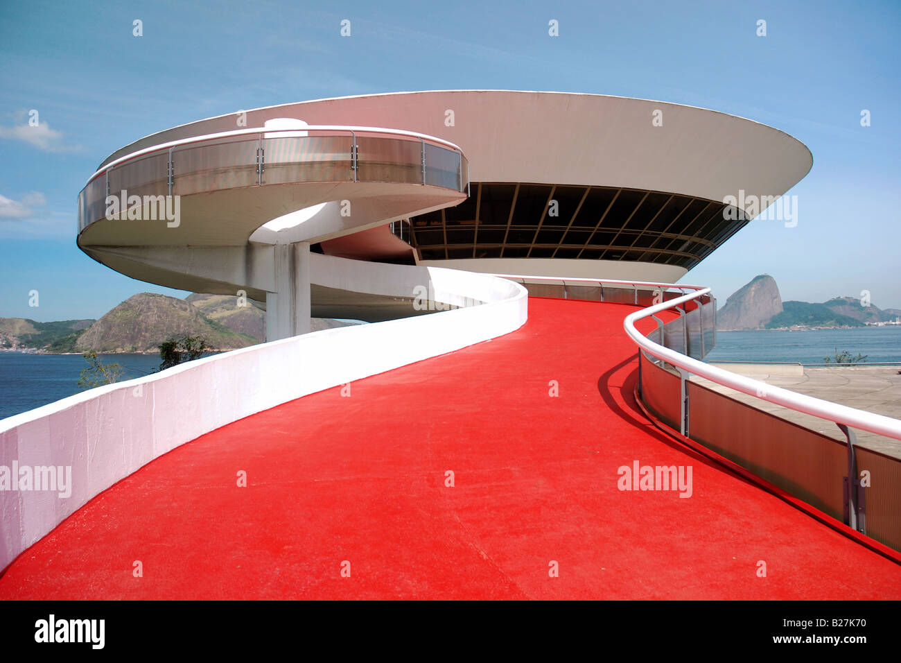 Musée d'art contemporain de Niteroi Rio de Janeiro, Brasil, Brésil par l'architecte Oscar Niemeyer Banque D'Images