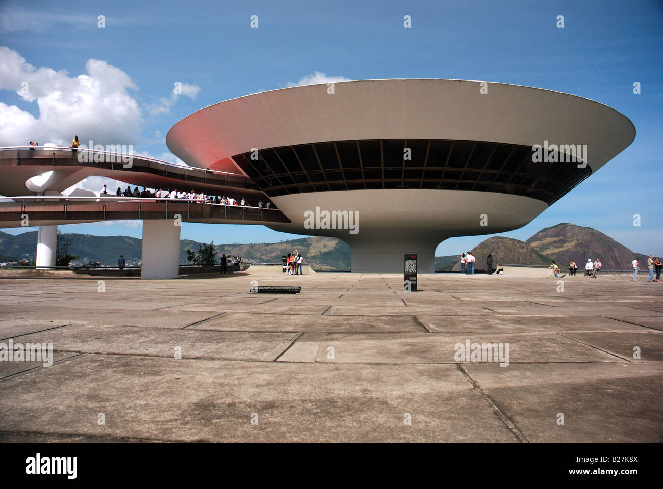 Musée d'art contemporain de Niteroi Rio de Janeiro, Brasil, Brésil par l'architecte Oscar Niemeyer Banque D'Images