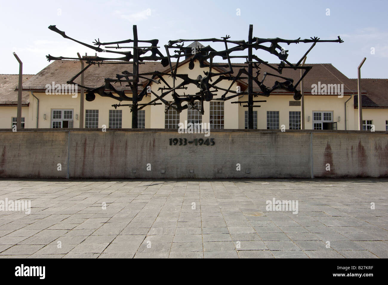 Sculpture à l'extérieur du bâtiment principal à l'ancien camp de concentration de Dachau à la périphérie de Munich en Allemagne. Banque D'Images