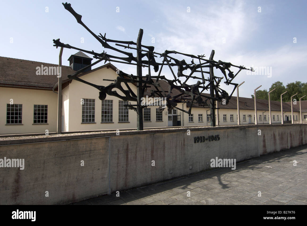 Sculpture à l'extérieur du bâtiment principal à l'ancien camp de concentration de Dachau à la périphérie de Munich en Allemagne. Banque D'Images