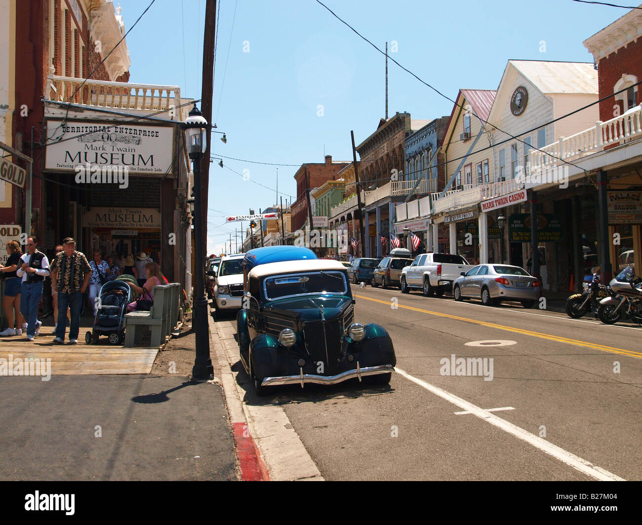 Rue principale de Virginia City Nevada avec vieille voiture en premier plan. Banque D'Images