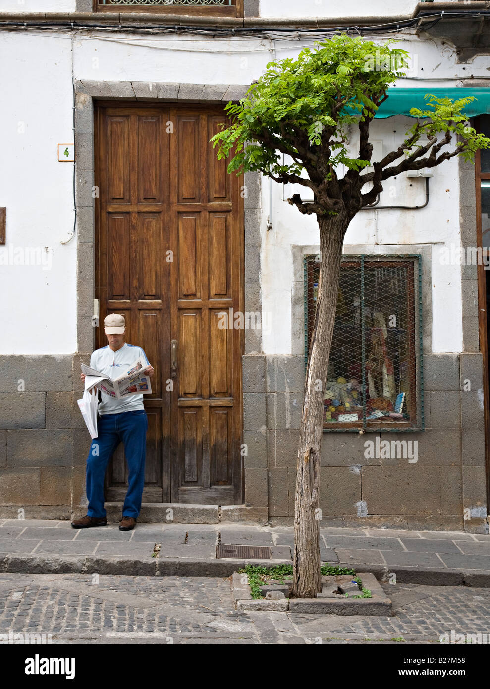 Man Standing in street reading newspaper Teror Gran Canaria Espagne Banque D'Images