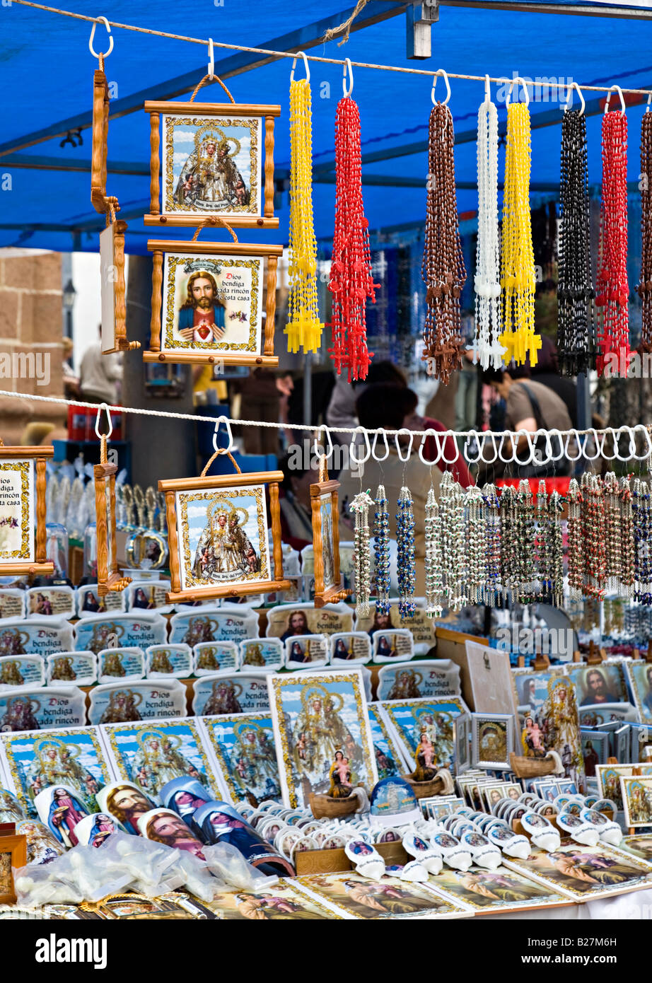 Peintures et icônes religieuses sourvenirs en vente dans le marché de dimanche Teror Gran Canaria Espagne Banque D'Images